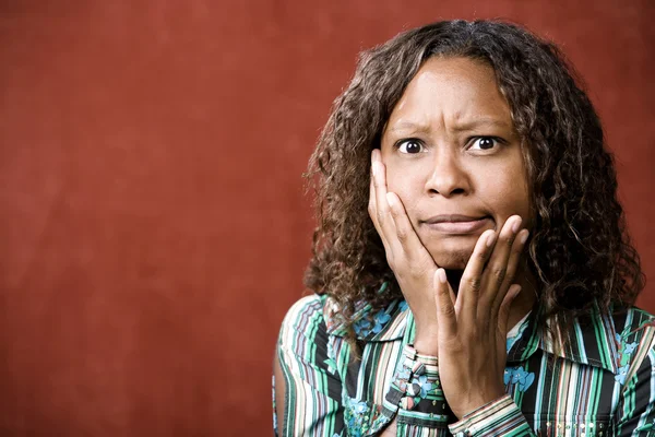 Stressad ganska afroamerikansk kvinna — Stockfoto