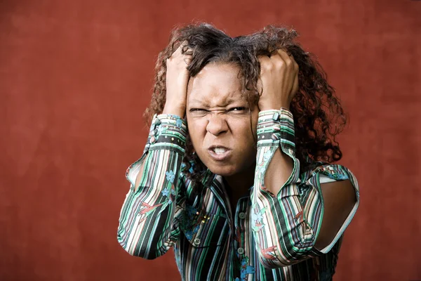 Wütende hübsche afrikanisch-amerikanische Frau — Stockfoto