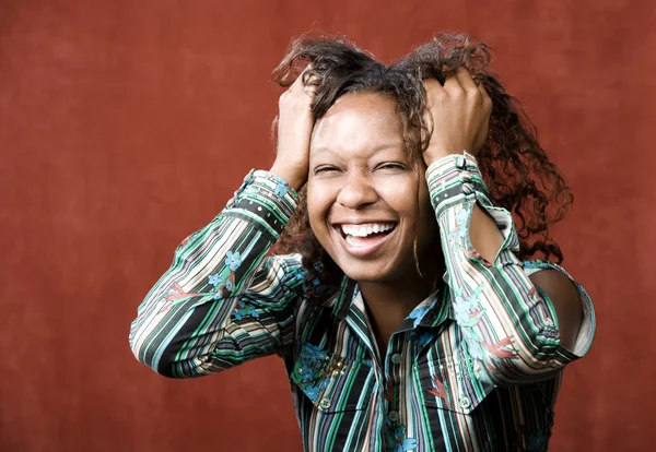 Afro-Amerikaanse vrouw lachen — Stockfoto