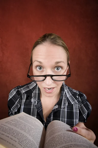 Mulher com olhos grandes lendo um livro — Fotografia de Stock