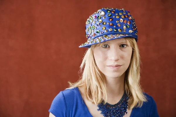 Ragazza adolescente che indossa un cappello — Foto Stock