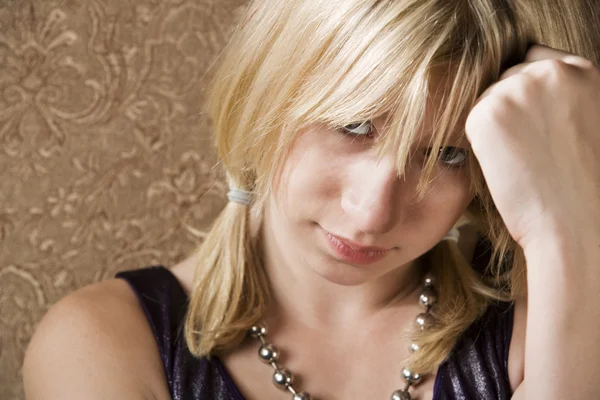 Pretty girl with hand on her head — Stock Photo, Image