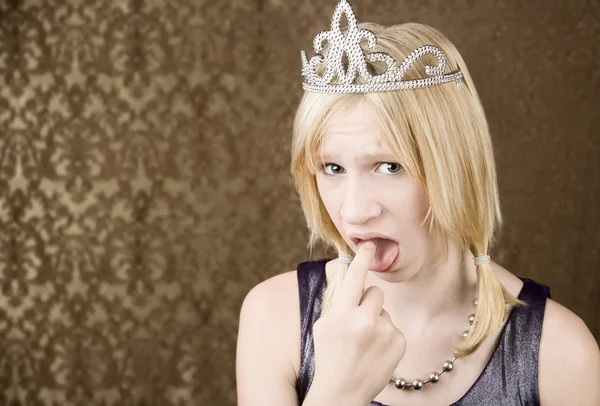 Menina bonita com uma tiara mostrando nojo — Fotografia de Stock