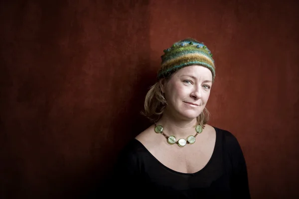 Женщина в вязаной шапке — стоковое фото