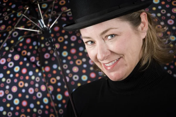 Femme dans un chapeau melon avec parapluie — Photo