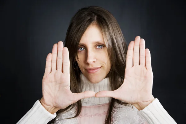 Mooie vrouw haar gezicht inlijsten — Stockfoto