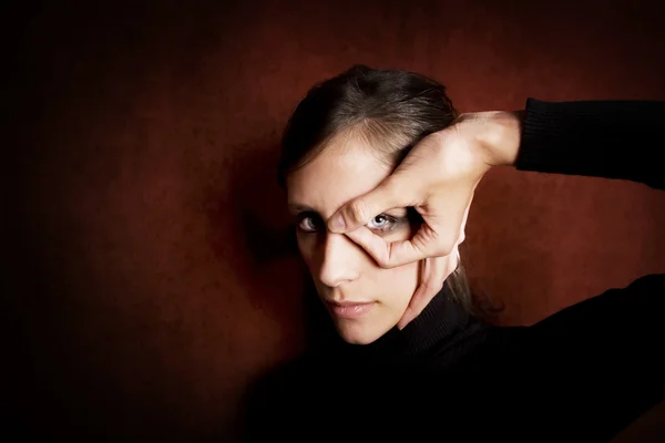Model mit dunklem Make-up umkreist ihr Auge — Stockfoto