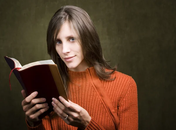 Mujer con Biblia — Foto de Stock