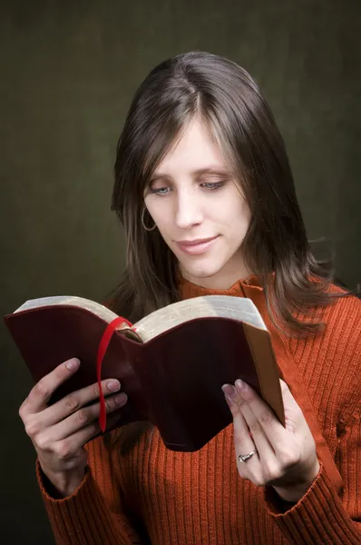 Frau mit Bibel — Stockfoto