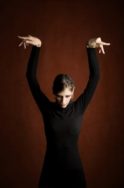 Mujer bonita en un vestido negro — Foto de Stock