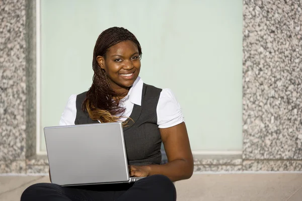 Αφρικανική αμερικανική γυναίκα με φορητό υπολογιστή — Φωτογραφία Αρχείου