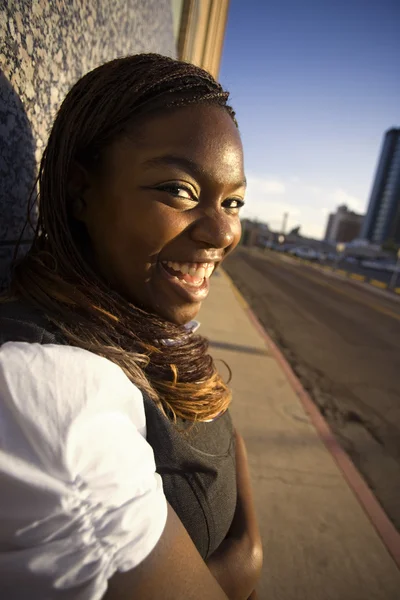 Africká americká žena opřel do budovy — Stock fotografie