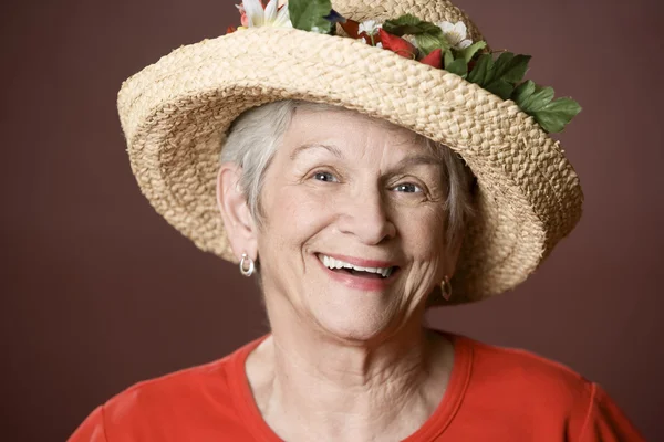 Ανώτερος γυναίκα σε ένα ψάθινο καπέλο — Φωτογραφία Αρχείου