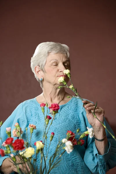 Γυναίκα με λουλούδια — Φωτογραφία Αρχείου