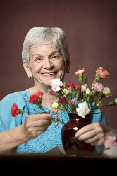 Kvinna med blommor — Stockfoto