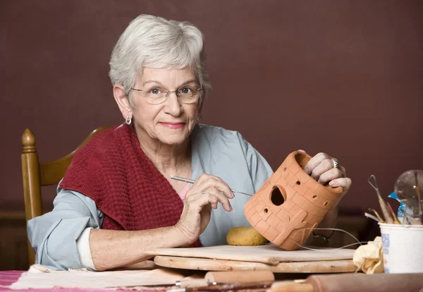 Vrouw die werkt met klei — Stockfoto