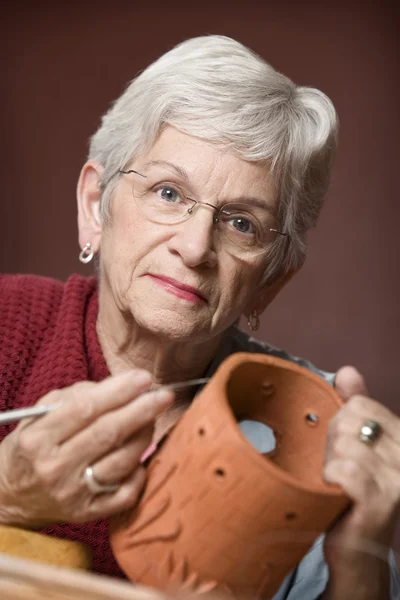 Vrouw die werkt met klei — Stockfoto