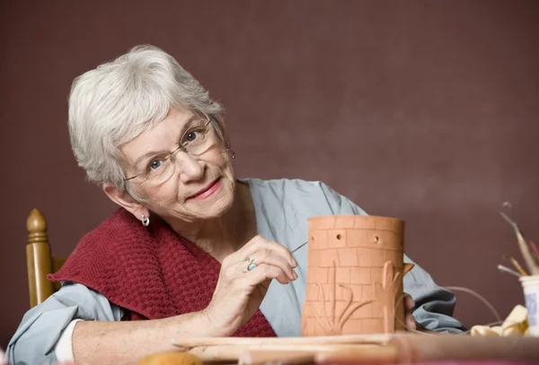 Женщина работает с глиной — стоковое фото