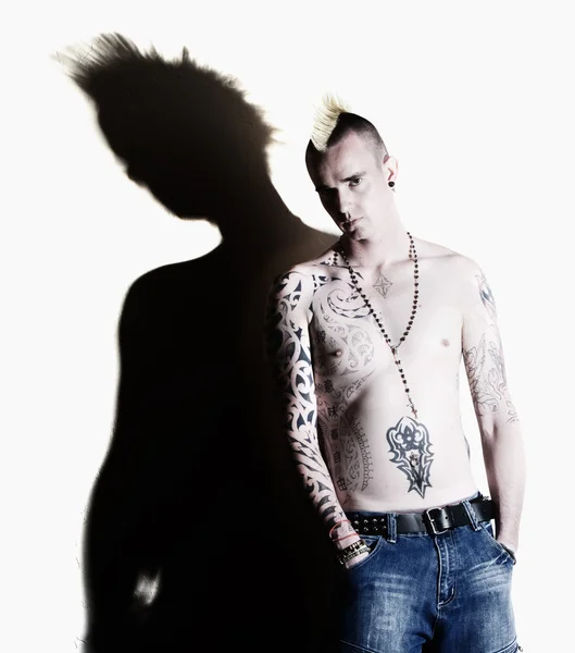 Punk med tatueringar — Stockfoto