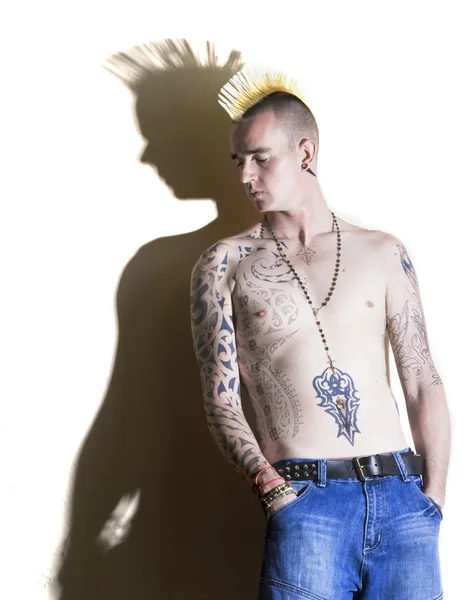 Punk med tatueringar — Stockfoto