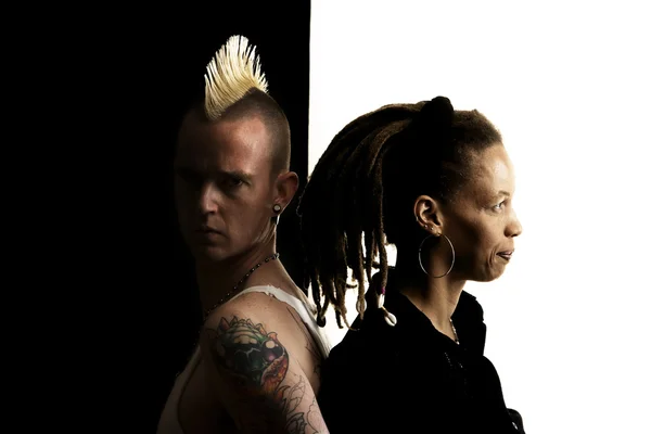 Man met mohawk en vrouw met dreadlocks — Stockfoto