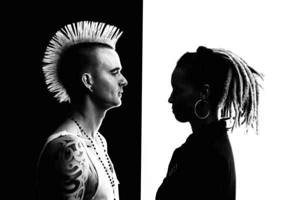 モホーク族の人と女性のドレッドヘアを持つ男 — ストック写真