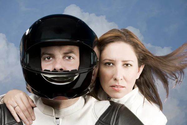 Homem e mulher em uma moto — Fotografia de Stock