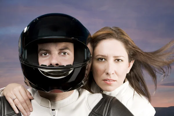 Man en vrouw op een motorfiets — Stockfoto