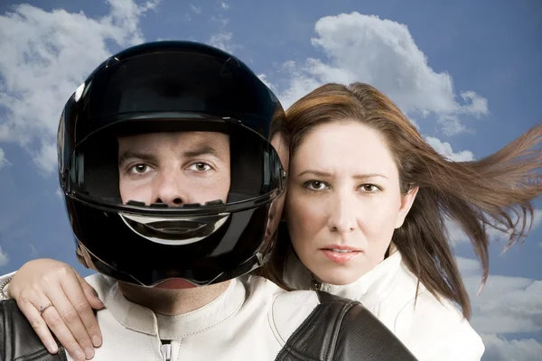 Homem e mulher em uma moto — Fotografia de Stock