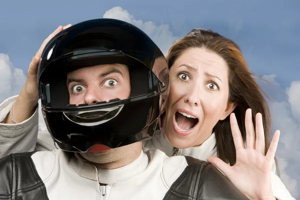 Man en angstige vrouw op een motorfiets — Stockfoto