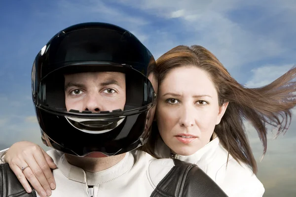 Homem e mulher em uma moto — Fotografia de Stock