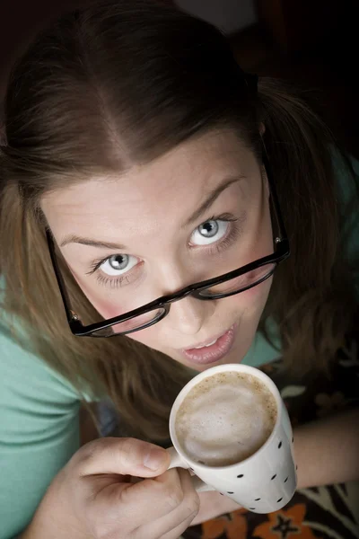 コーヒーを持つかなり若い女性 — ストック写真
