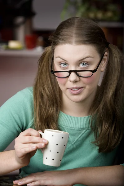 Mooie jonge vrouw met koffie — Stockfoto