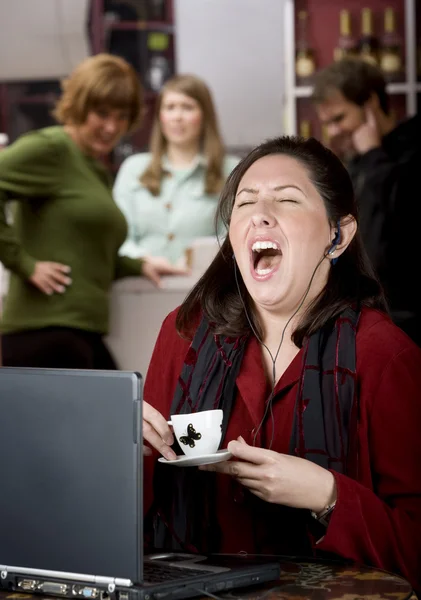 Mujer joven y odiosa cantando en voz alta — Foto de Stock