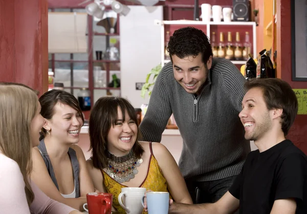 Vrienden in een koffiehuis — Stockfoto