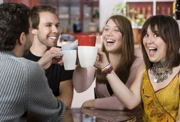 Jovens amigos brindar com copos de café — Fotografia de Stock