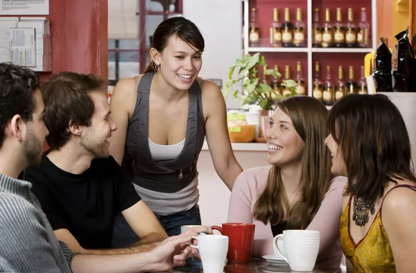 Amigos en una cafetería — Foto de Stock