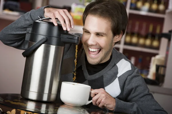 Káva poblázněný mladý muž — Stock fotografie