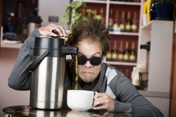 Kaffee verrückter junger Mann — Stockfoto