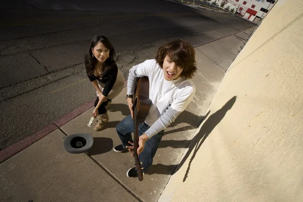 Μουσικός στο πεζοδρόμιο και γυναίκα πεζών — Φωτογραφία Αρχείου
