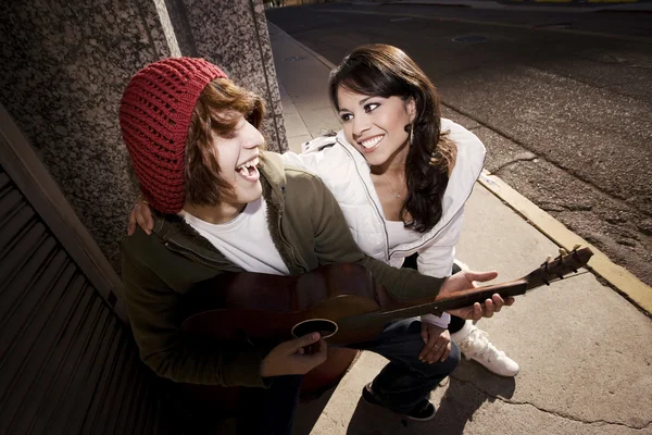 音乐家和漂亮的女朋友市中心 — 图库照片