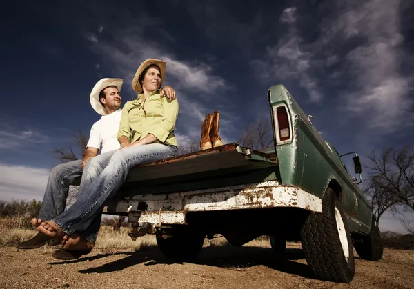 Cowboy et femme sur camionnette — Photo