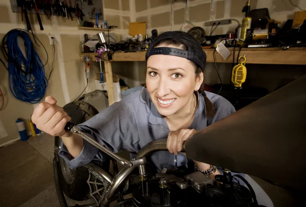 Vrouwelijke hispanic mechanic — Stockfoto