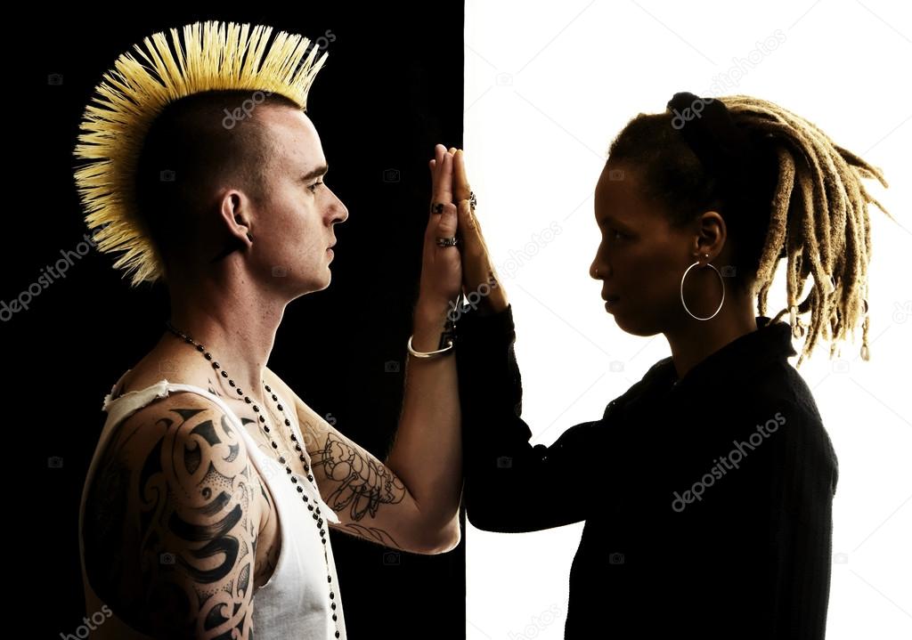 Mann Mit Mohawk Und Frau Mit Dreadlocks Stockfoto