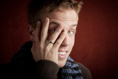 genç adam yüzünü kaplayan