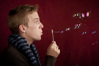 genç adam bir bubbles üfleme