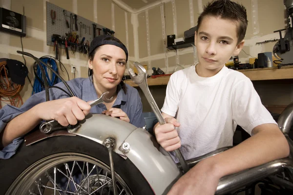 Spanisch Frau und Junge in Garage — Stockfoto