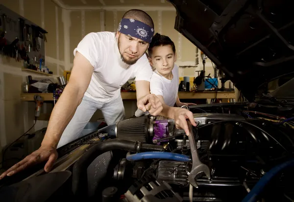 Spaanse vader en zoon in garage — Stockfoto