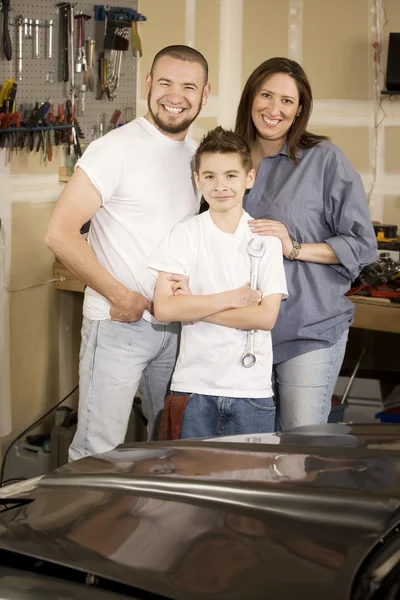 Spaanse familie in garage — Stockfoto