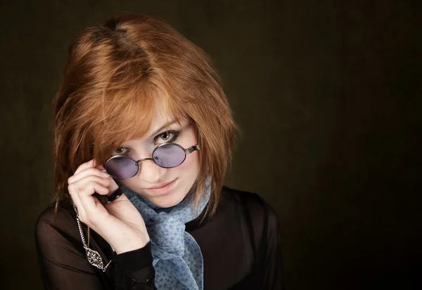 Hezká dívka s modrými brýlemi — Stock fotografie